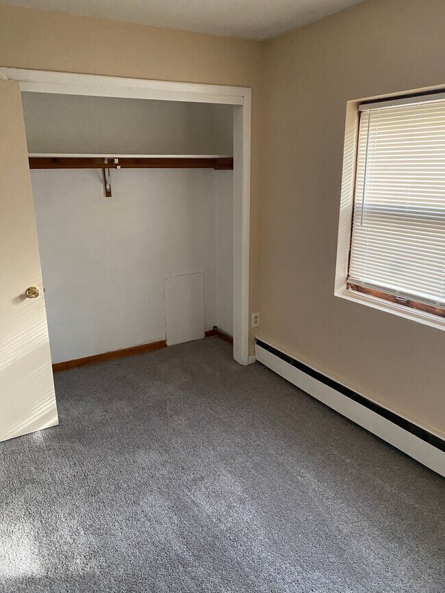 Building Photo - Spacious Two Bedroom Apartment