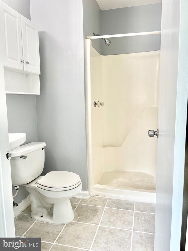 Building Photo - 1009 Kings Ct