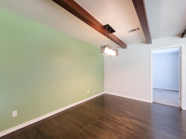 Building Photo - 1234 W 31st St
