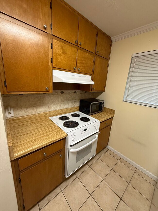 Building Photo - Well Kept 2/2 with Fenced in yard!