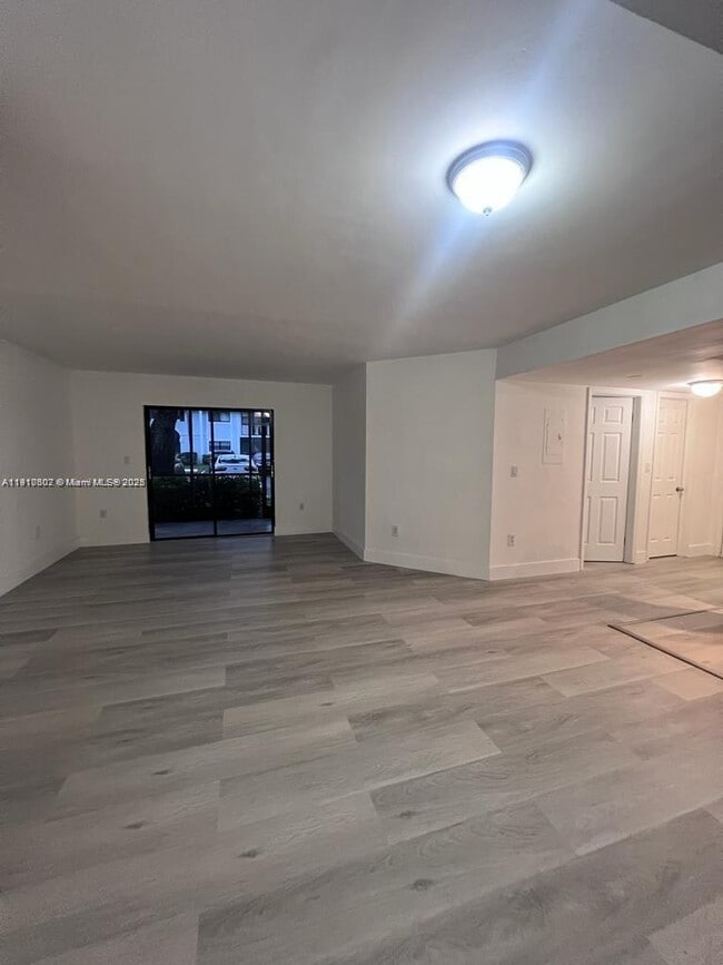 Building Photo - 933 NE 199th St