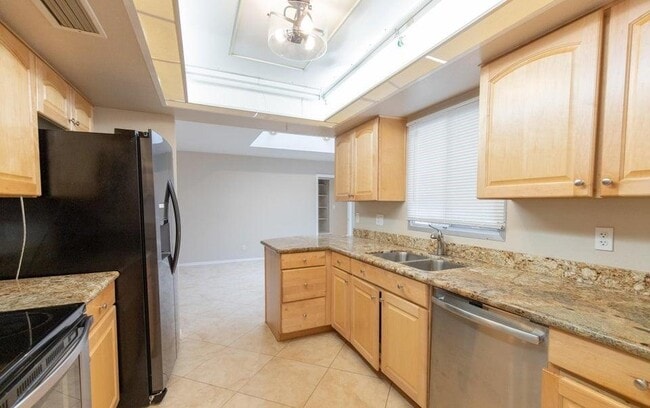 Building Photo - 2439 E Del Rio Dr