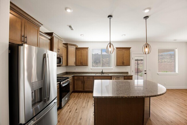 Building Photo - 646 N Sandy Talus Dr
