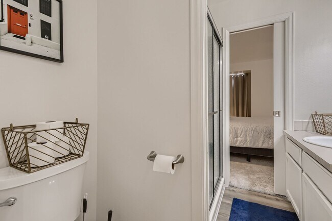 Building Photo - Updated 3 BDR Townhome in King's Ridge