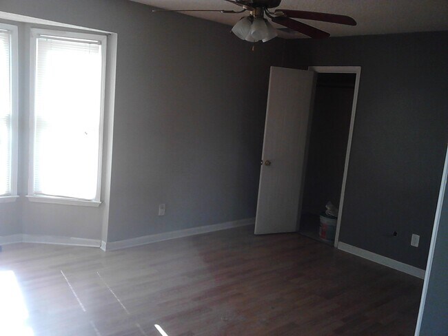 Building Photo - 8000 Woodlake Dr