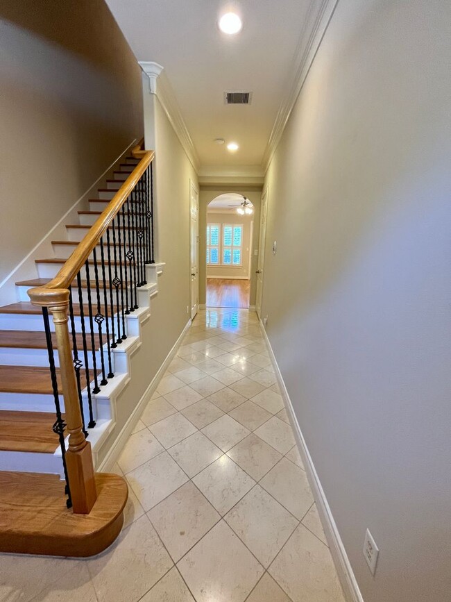Building Photo - Wonderful 4/3.5 Townhome