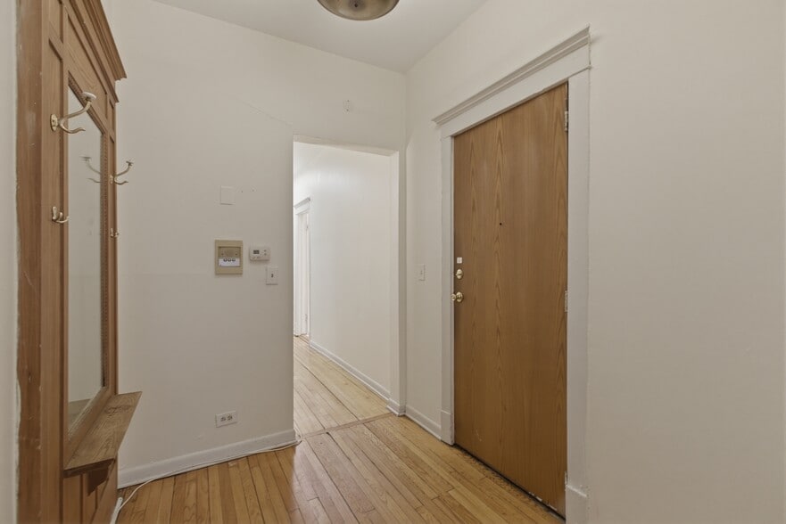 Building Photo - 5120 N Kenmore Ave