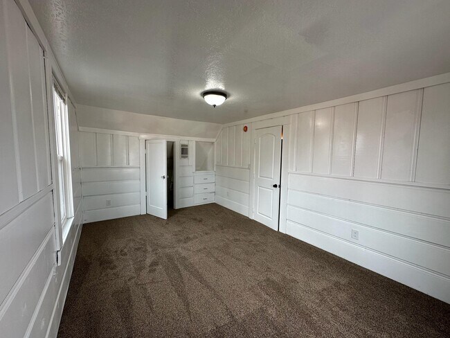 Building Photo - 315 W 3rd St