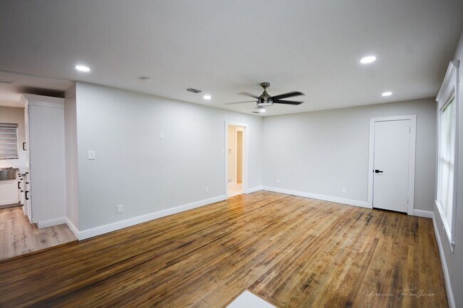 Building Photo - 722 E Strong Pkwy