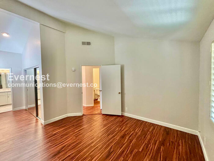 Building Photo - 4455 Rockland Pl