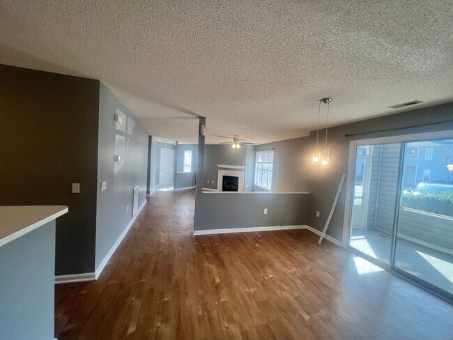 Building Photo - RENT SPECAIL*** $1495.Breezewood Condo, 2 Brd/2bath Screen Porch! LVP wood flooring, Center of Wi...