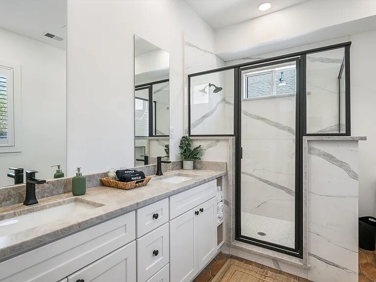 Building Photo - 2228 Oliver Ave