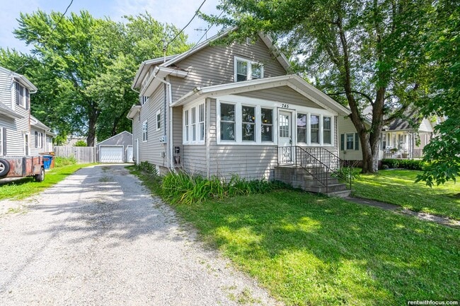 Building Photo - 745 Racine St