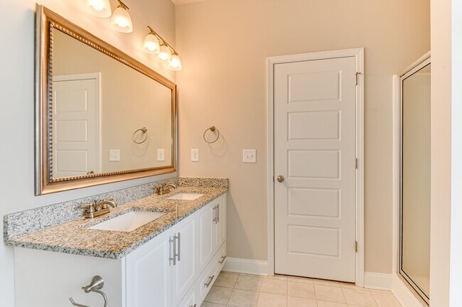 Building Photo - 140 Pebble Ln