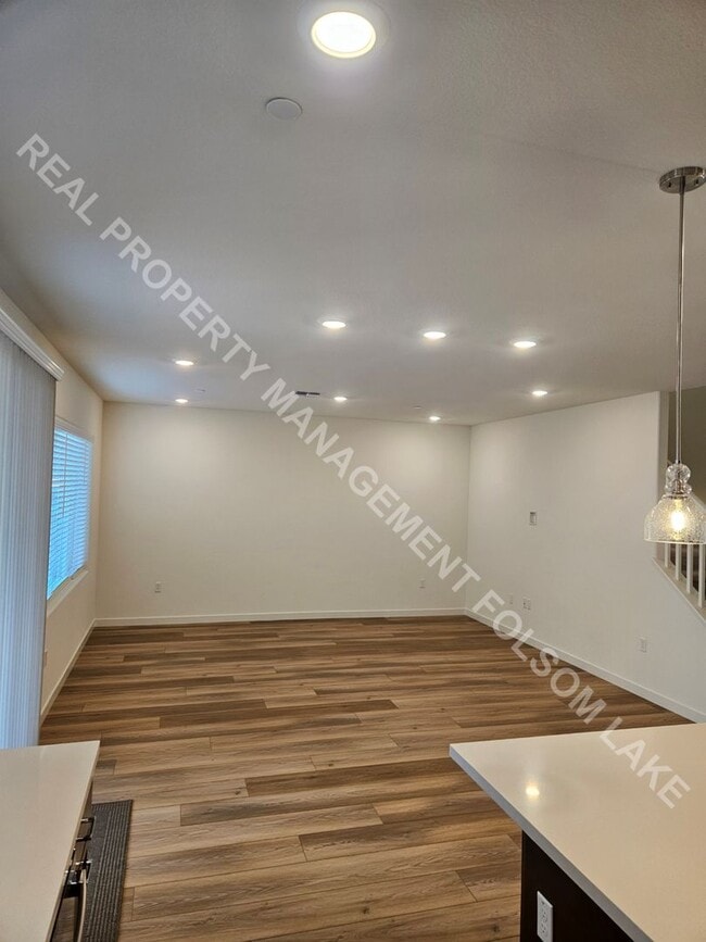 Building Photo - New 3bd 2.5ba home in the Riverblossom at ...