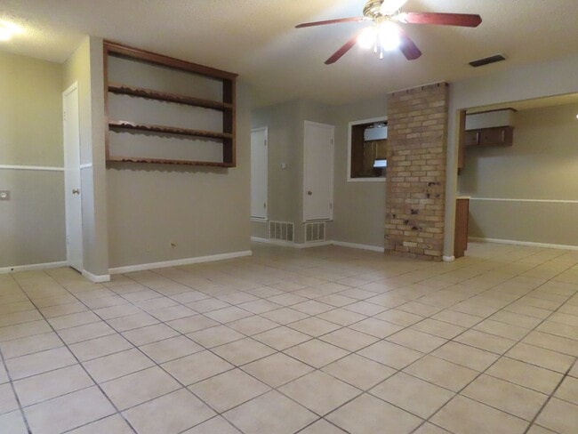 Building Photo - South Tyler! 3 Bedroom, 2 Bath Duplex w/Garage