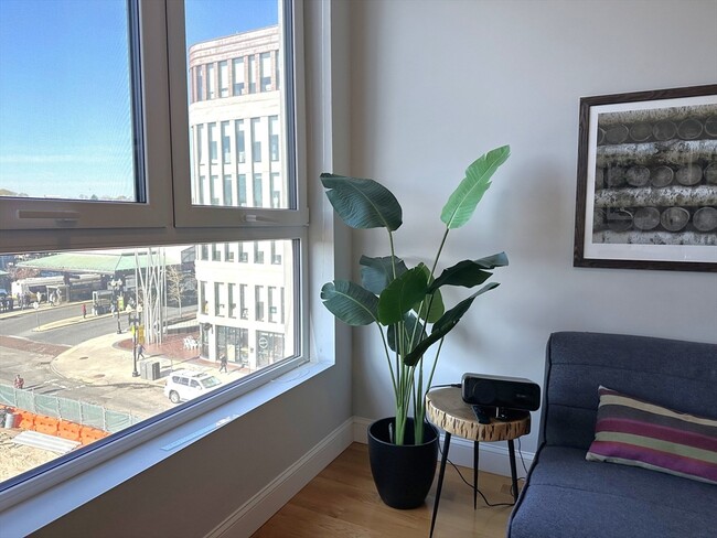 Building Photo - 10 Taber St