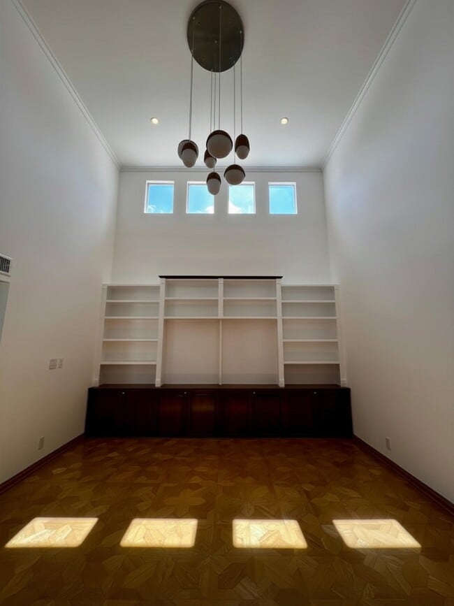 Building Photo - 7505 Hampton Ave