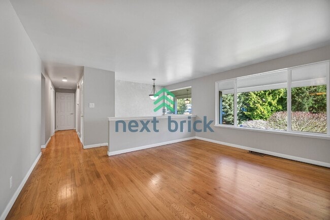 Building Photo - Prime Bellevue Home in a Highly Desirable Neighborhood
