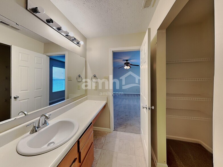 Building Photo - 926 Littleton Dr