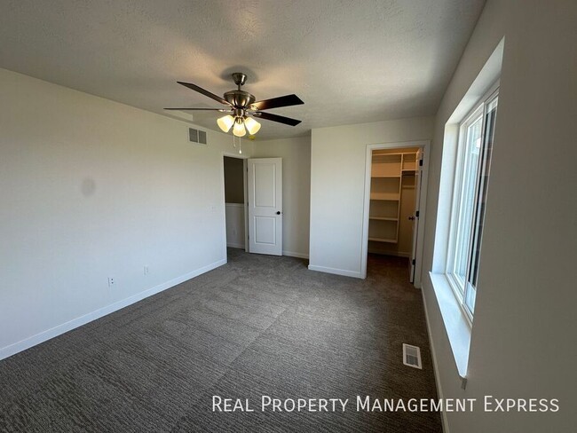 Building Photo - Cozy 2 Bedroom 1.5 Bathroom Townhome