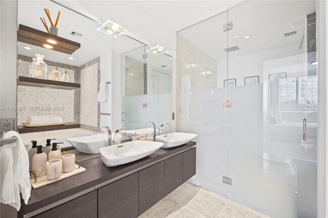 Building Photo - 200 Biscayne Blvd Way