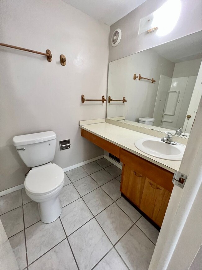 Building Photo - Spacious 1 Bed Apartment Right Across from...