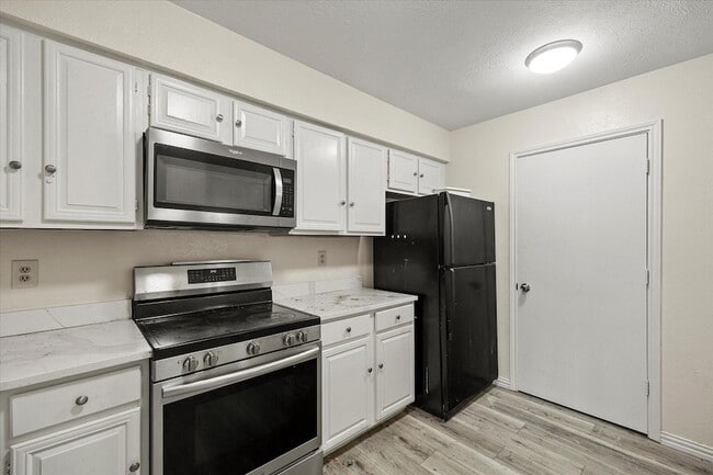 Building Photo - 2504 Brook Hollow Ct
