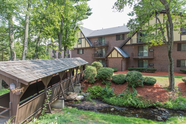 Building Photo - Royal Crest Nashua