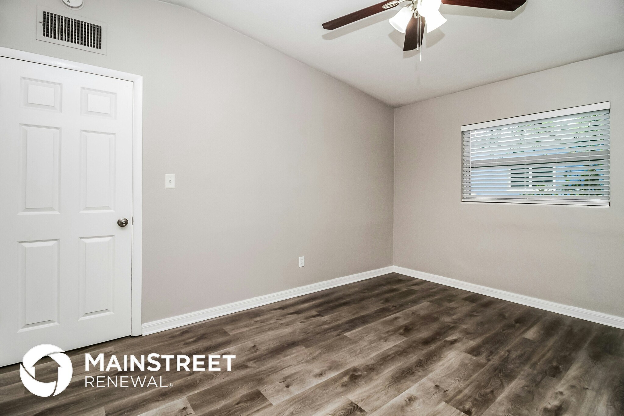 Building Photo - 6007 Oakcrest Cir