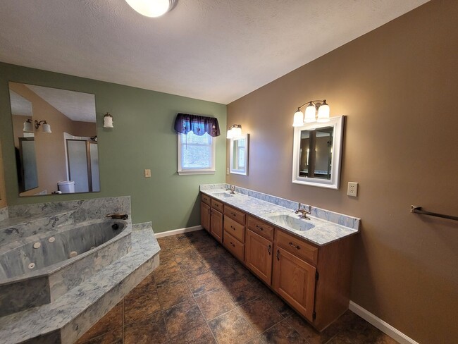 Building Photo - Nice Brick Home in Mount Airy