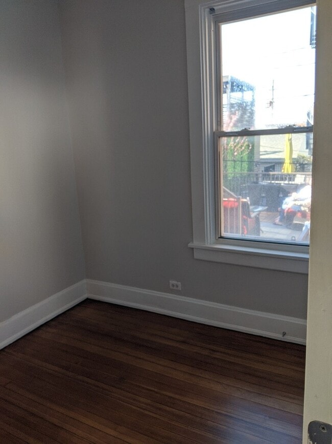 Building Photo - 2652 N Marshfield Ave