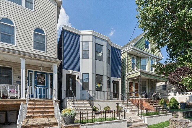 Building Photo - 133 W 4TH St