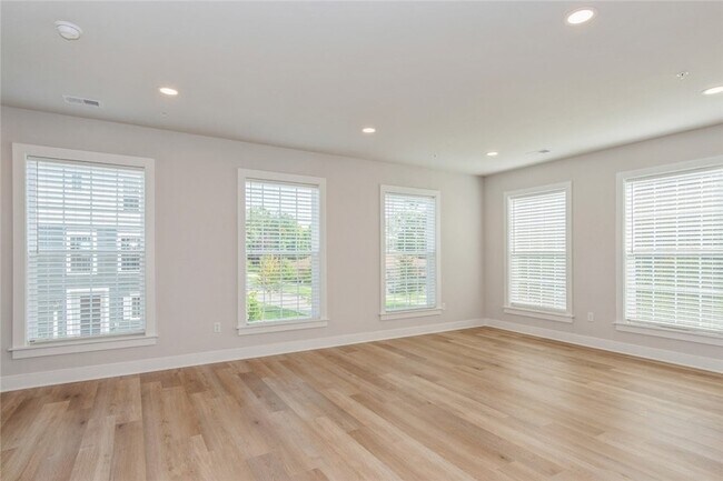 Building Photo - 701 Halcyon Ln