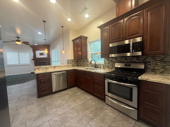 Building Photo - ***JUST REDUCED!!!*** 2-Bedroom, 2-bathroom single level home located in Country Club Villas in L...