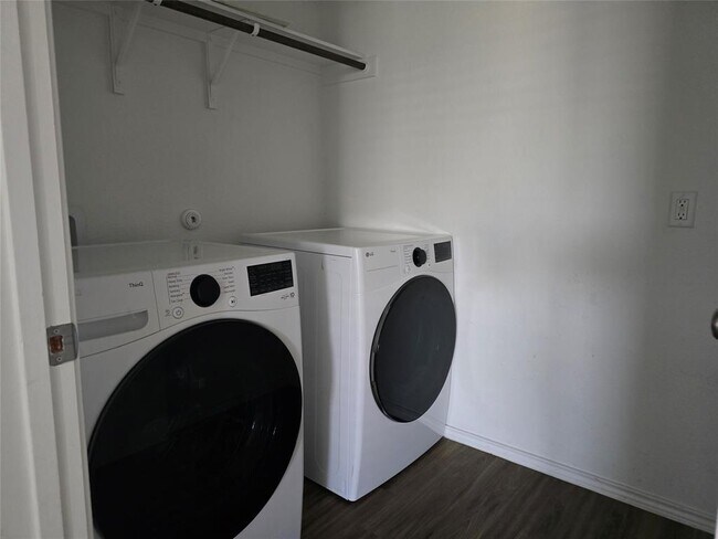 Building Photo - 111 Bear Oak St