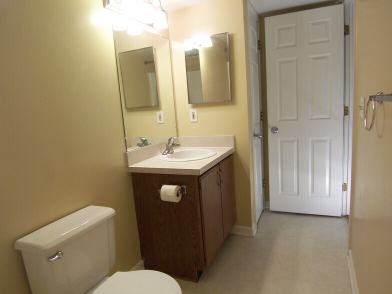 Building Photo - 111 Fieldcrest St