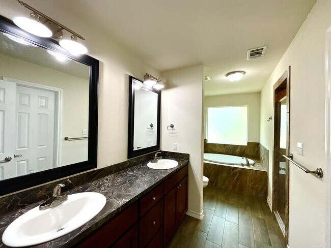 Building Photo - AVAILABLE NOW!!! Lake Life Meets Modern Comfort in Kingsland!