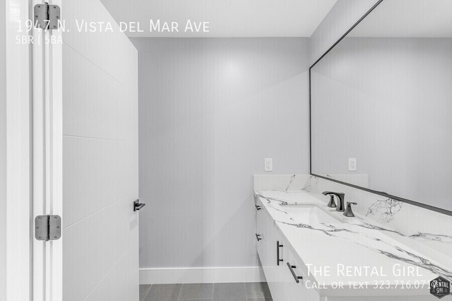 Building Photo - Hot-to-Go 5BR Townhome in Hollywood Dell w...