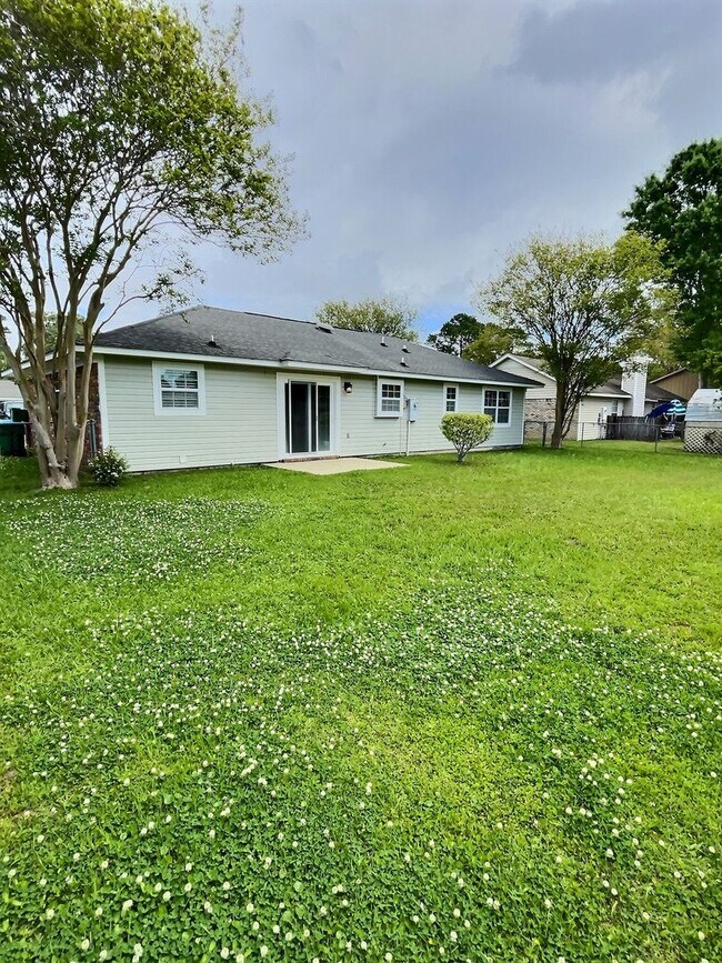 Building Photo - 3 BD 2 BA Home in Ocean Springs School District