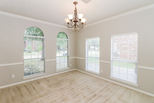 Building Photo - 15526 Oxenford Dr