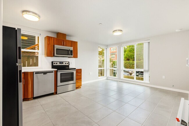 Building Photo - Gorgeous Studio in SW Seattle