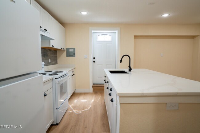 Building Photo - 1211 Mesita Dr