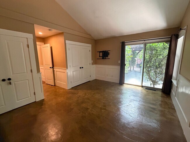 Building Photo - 2461 Bay Hill Cir