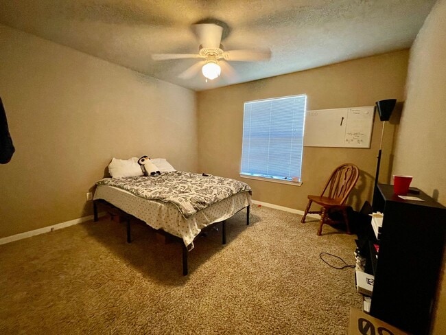 Building Photo - Cute Corner Home w/ 4 Beds & 3 Baths in Co...
