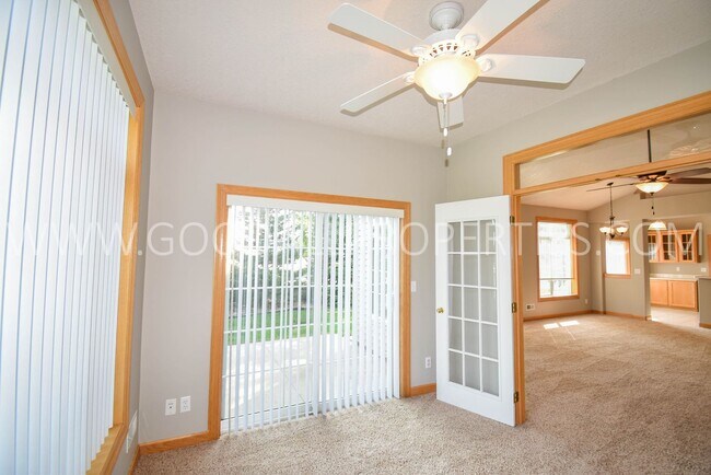 Building Photo - 2 Bedroom 2 bath Town Home in West Des Moines