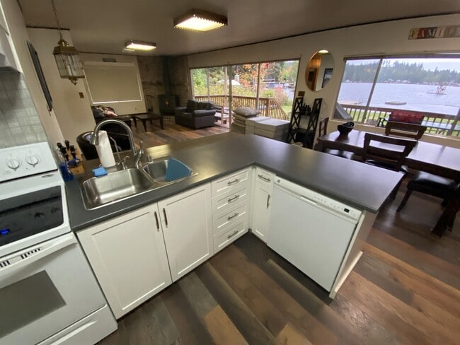 Building Photo - 31 SW Lake Roesiger Rd