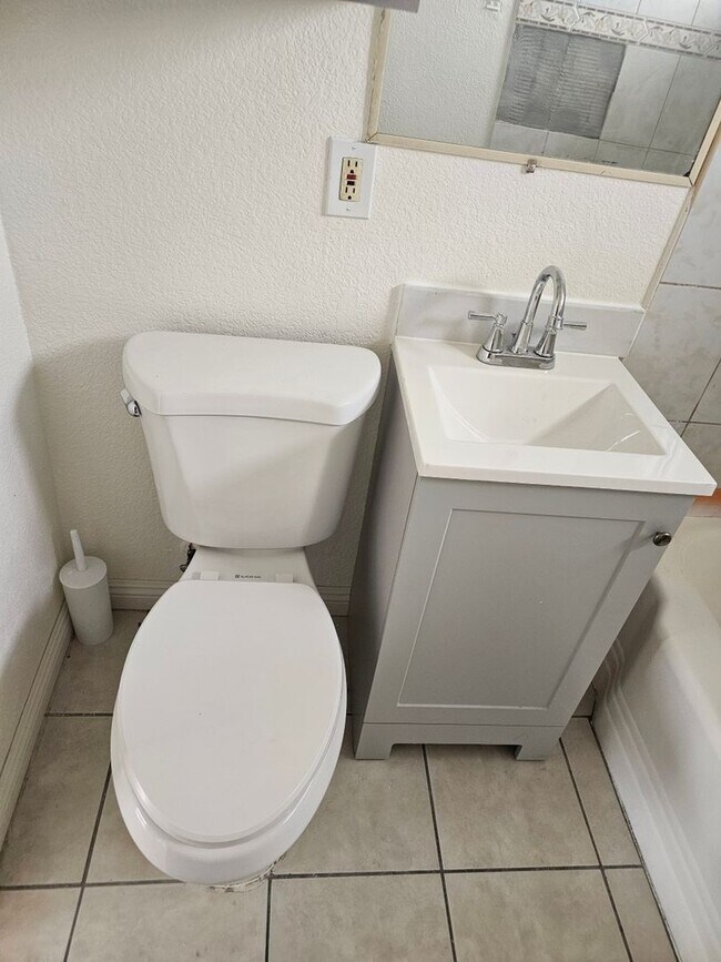 Building Photo - Charming 3BR Condo in Fontana