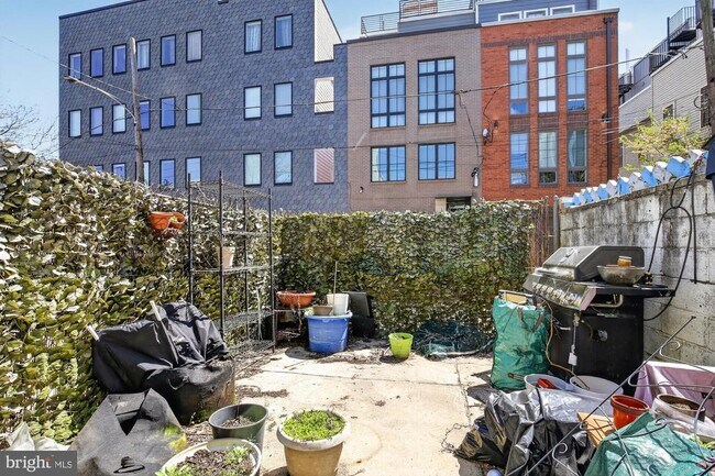 Building Photo - 2443 Amber St