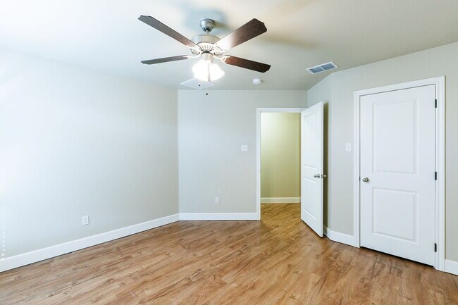 Building Photo - Beautiful, Spacious Duplex in South Lubbock